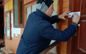 опечатывает